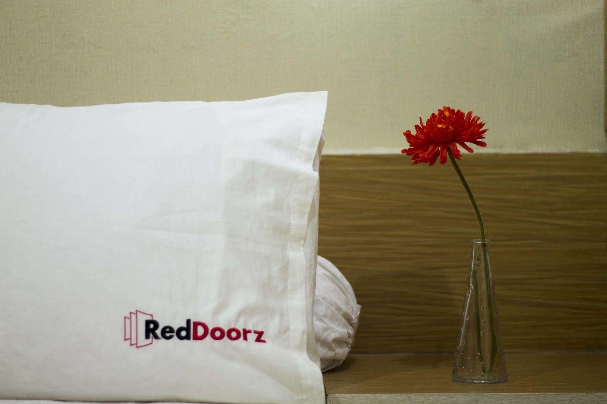 Reddoorz @ Setrasari Hotel Bandung Kültér fotó